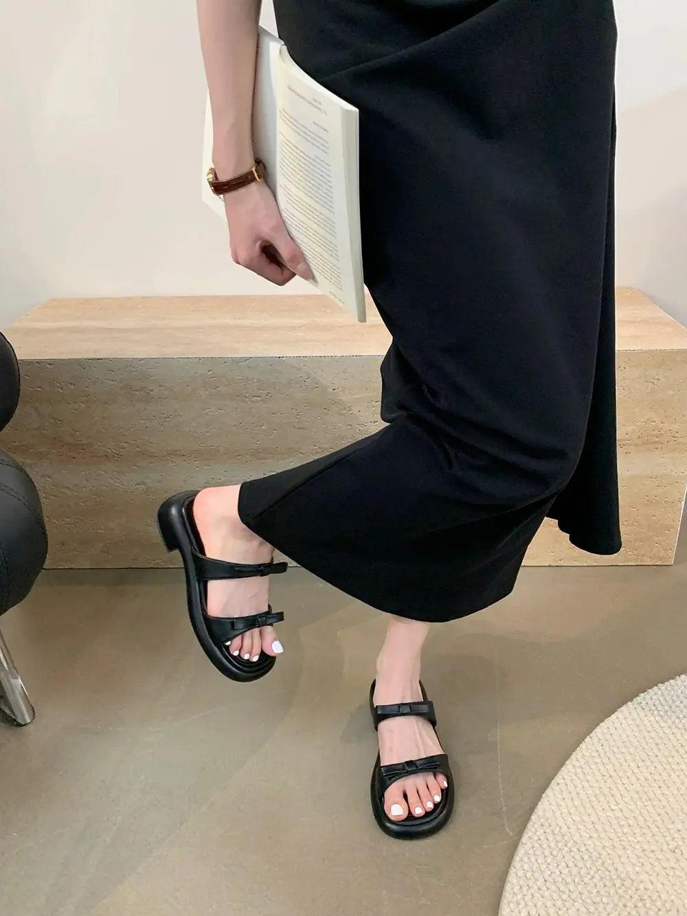 New Summer Women's Slippers 2024 Stylish Peep-toe Low Heel Silver Women's Comfortable Beach Shoes Sapatilas