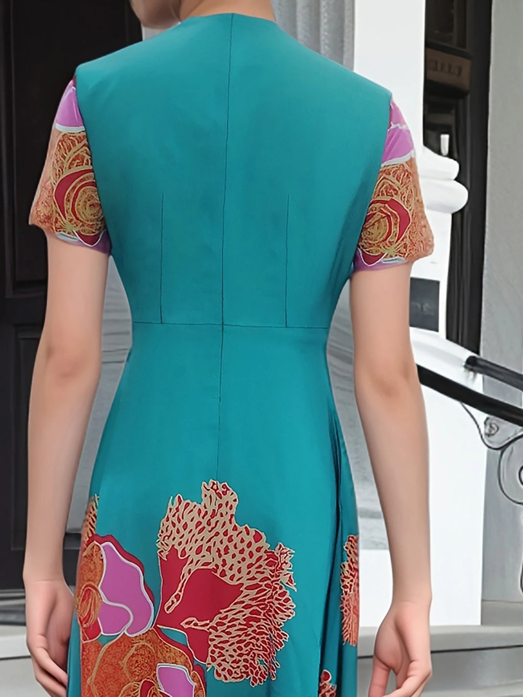 Fashion floral V-neck short-sleeved dress, designed specifically for women, perfect for spring and summer wear
