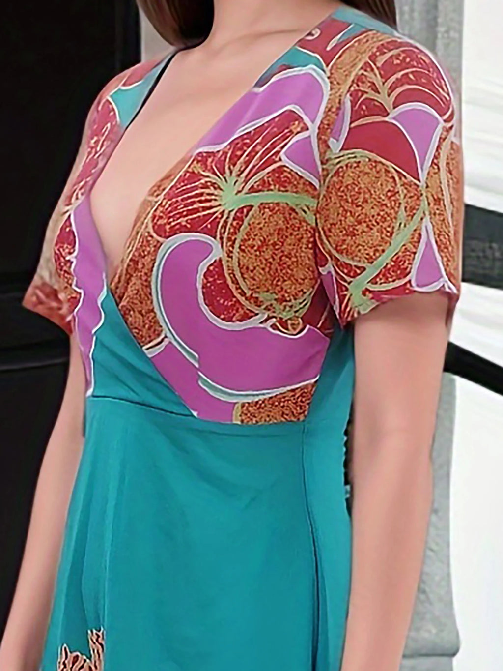 Fashion floral V-neck short-sleeved dress, designed specifically for women, perfect for spring and summer wear