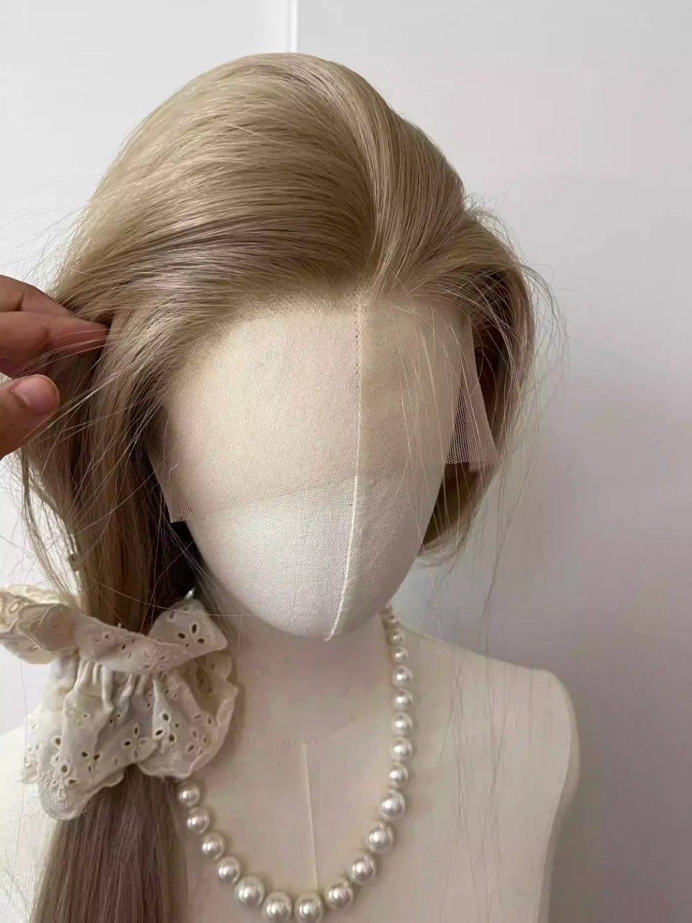 Ashely Platinum Blonde Wig 26inch 13x4 Lace Front Wig Long Straight Synthetic Lace Wigs High temperature Fibers for Cosplay