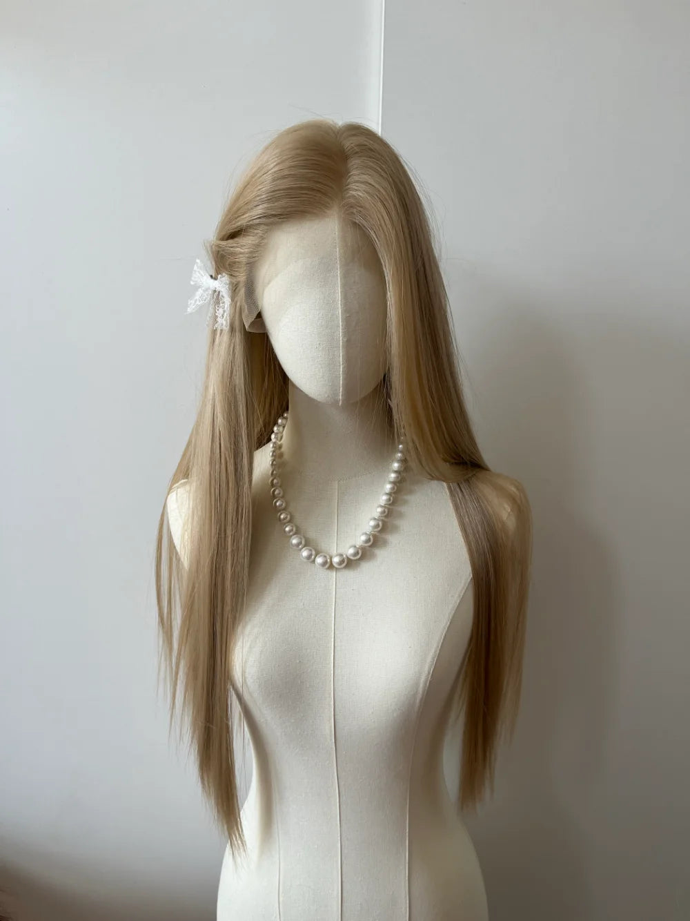 Ashely Platinum Blonde Wig 26inch 13x4 Lace Front Wig Long Straight Synthetic Lace Wigs High temperature Fibers for Cosplay