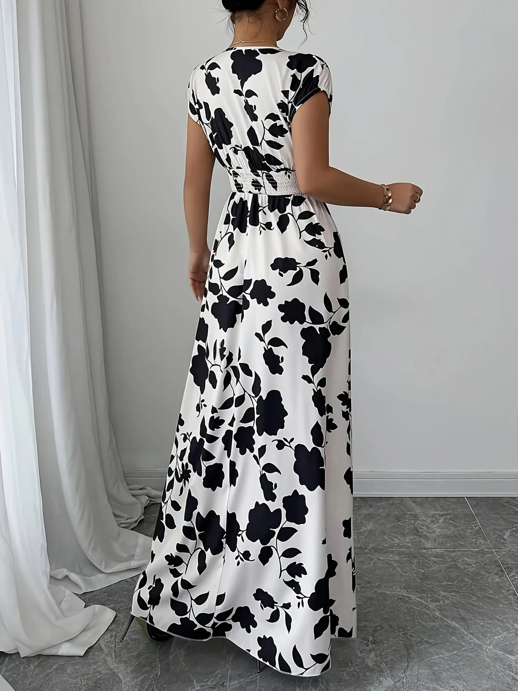 Ladies' elegant black and white floral print V-neck elastic drawstring waist cinching A-line vacation dress