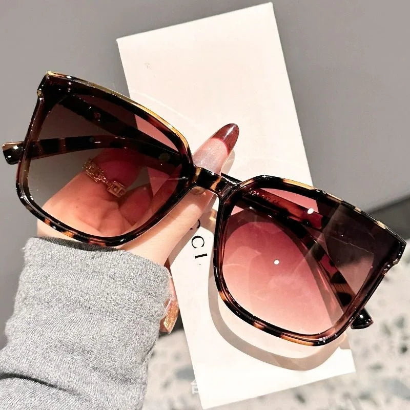 New style temple letter large frame square thin frame high-end sunglasses for women DS-8162