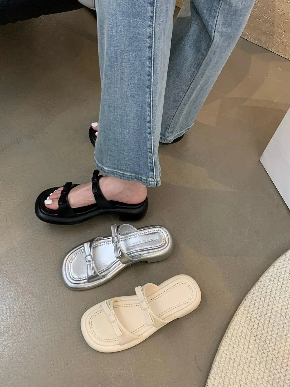 New Summer Women's Slippers 2024 Stylish Peep-toe Low Heel Silver Women's Comfortable Beach Shoes Sapatilas