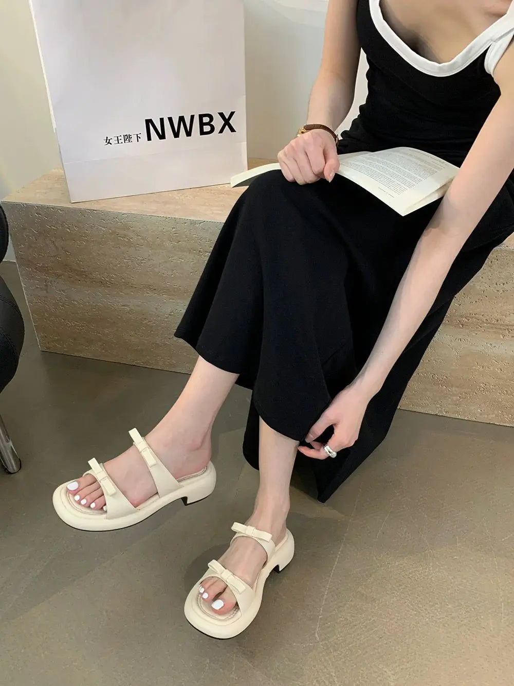 New Summer Women's Slippers 2024 Stylish Peep-toe Low Heel Silver Women's Comfortable Beach Shoes Sapatilas
